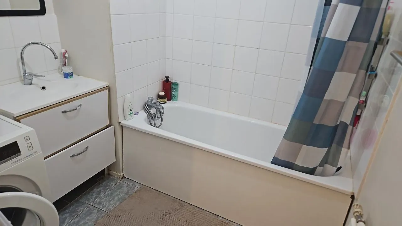 Chambre meublée en location de 22 mètres carrés à louer, proche transports à lyon6. — image 4 sur 8