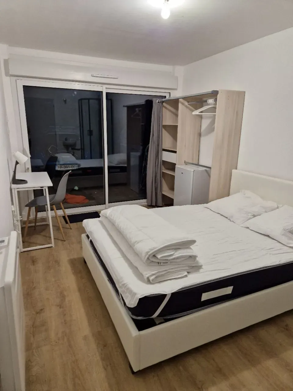 Chambre dispo coloc en maison avec jardin face tram, chambre avec salle de douche privee — image 2 sur 7