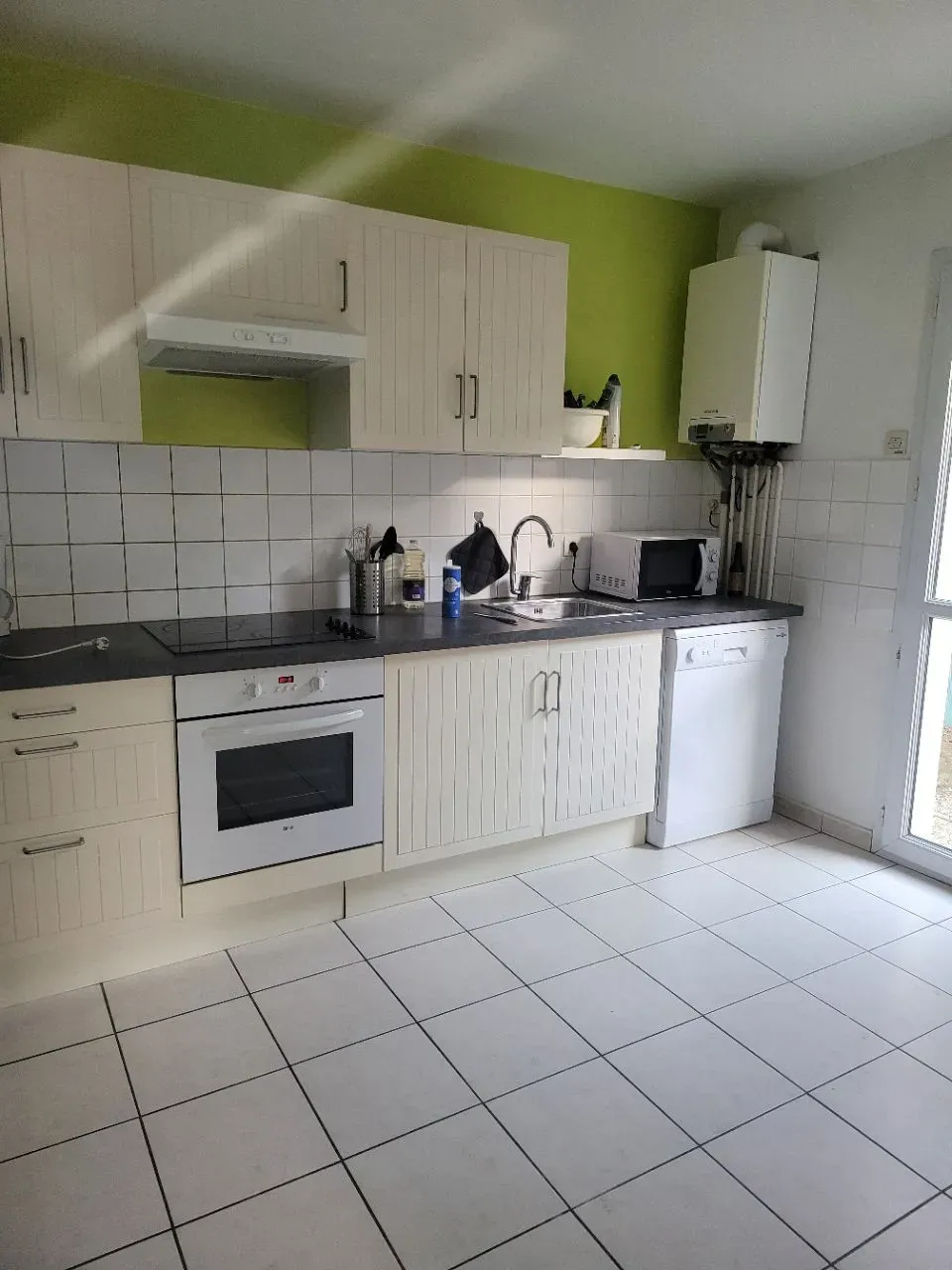 Chambre dispo coloc en maison avec jardin face tram, chambre avec salle de douche privee — image 3 sur 7