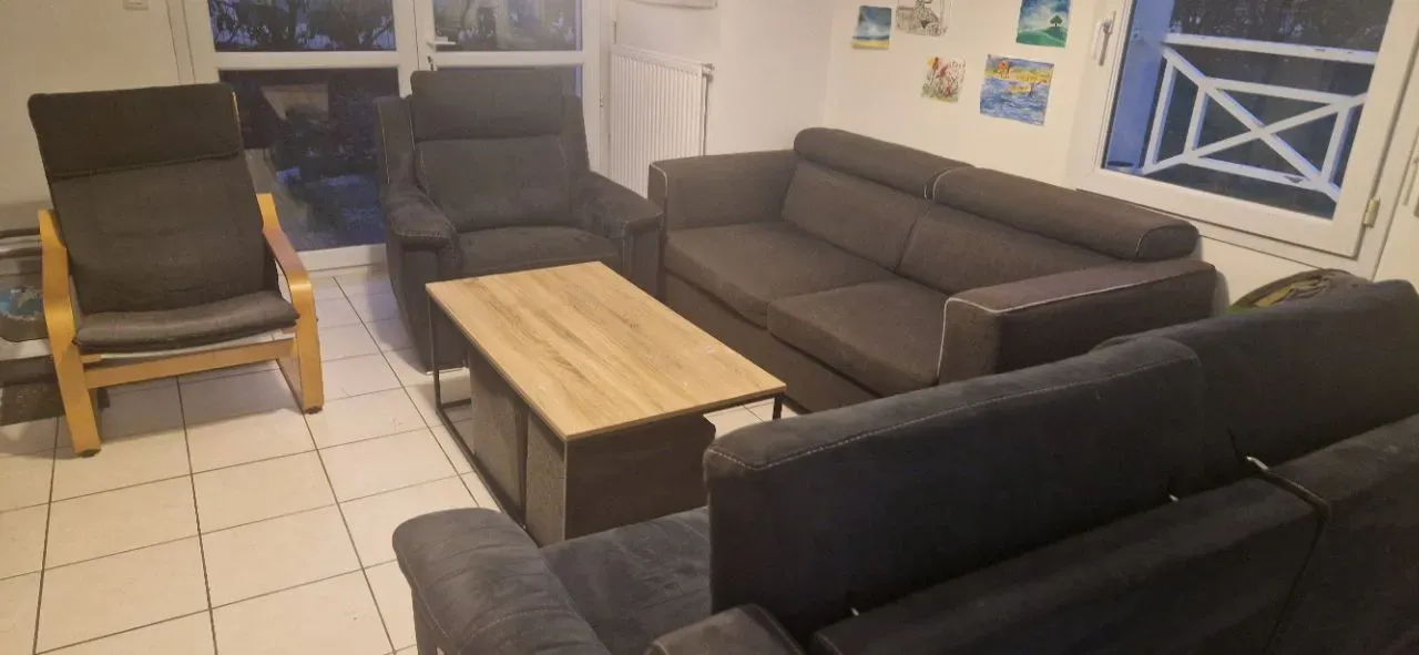 Chambre dispo coloc en maison avec jardin face tram, chambre avec salle de douche privee — image 5 sur 7
