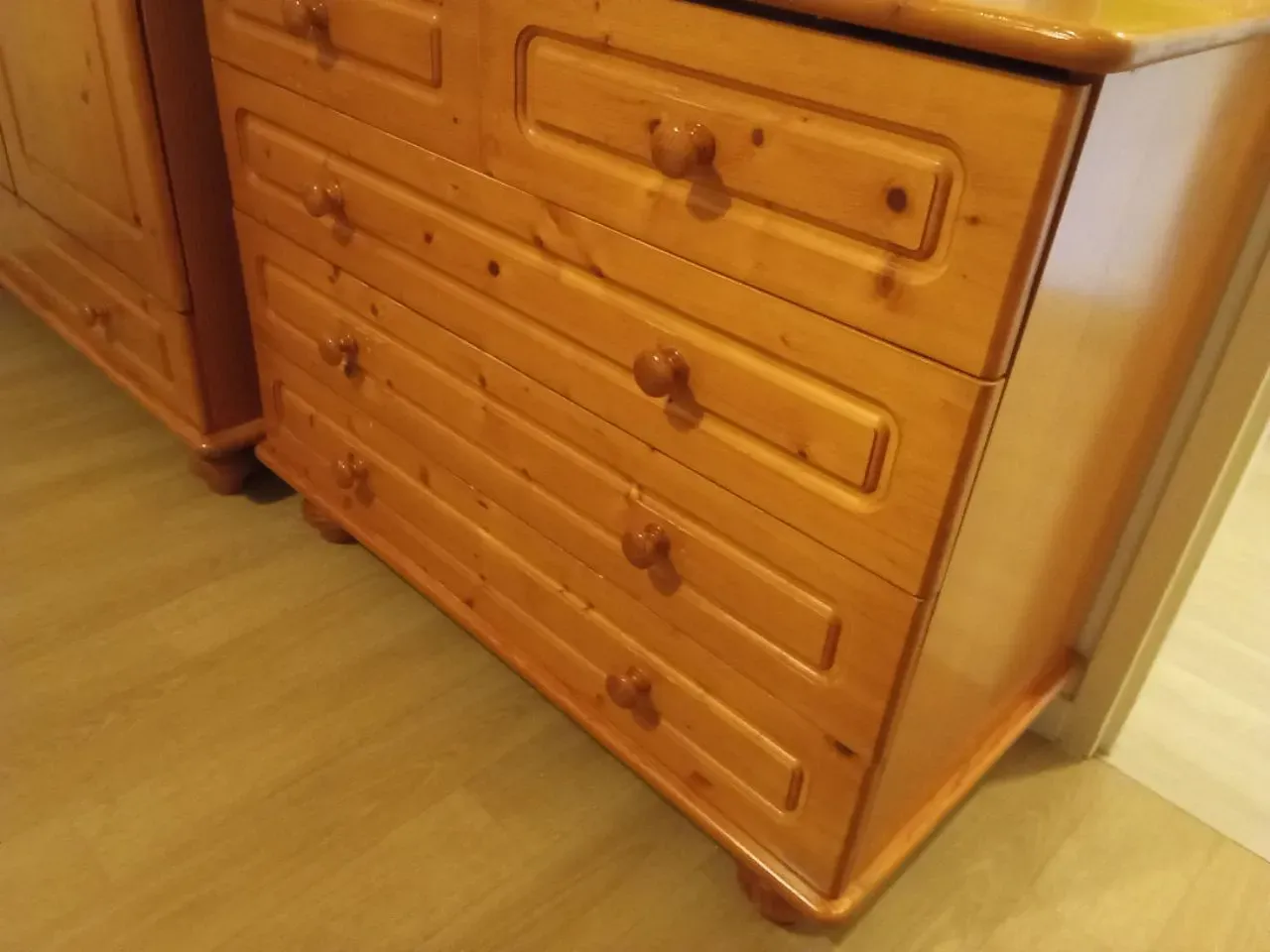 Loue. Chambre lit deux places armoire commode bureau télévision  — image 2 sur 6