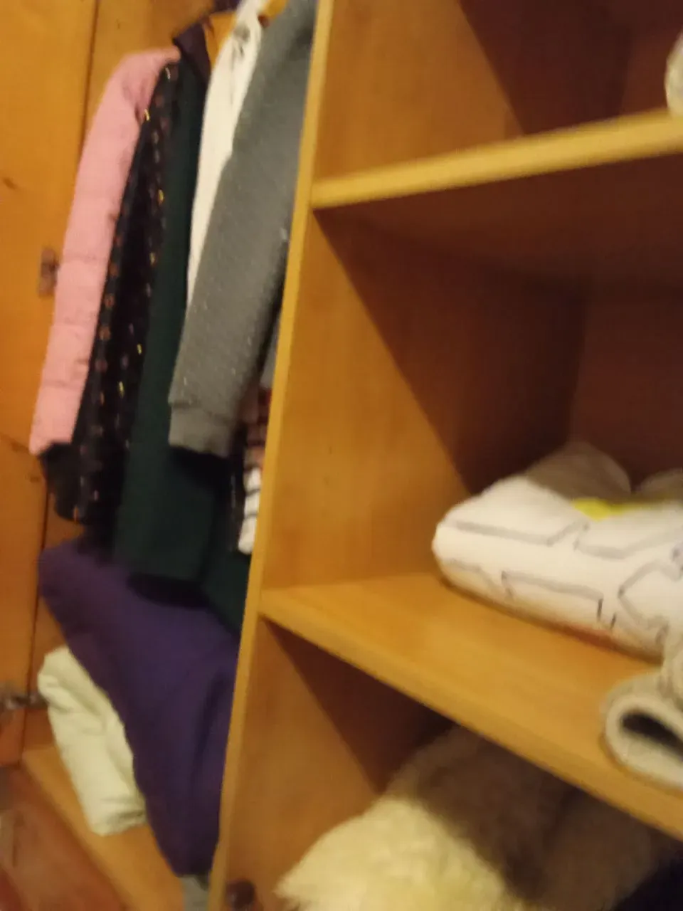 Loue. Chambre lit deux places armoire commode bureau télévision  — image 3 sur 6