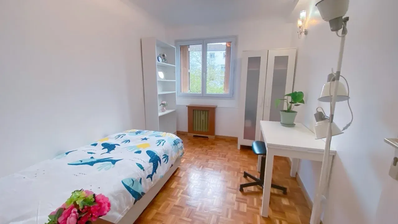 Jolie chambre meublée dans une colocation calme entre femmes – Paris 19e