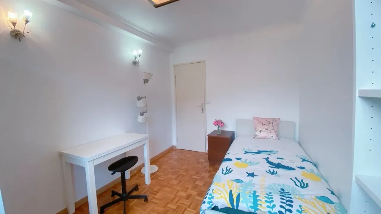 Jolie chambre meublée dans une colocation calme entre femmes – Paris 19e — image 2 sur 6