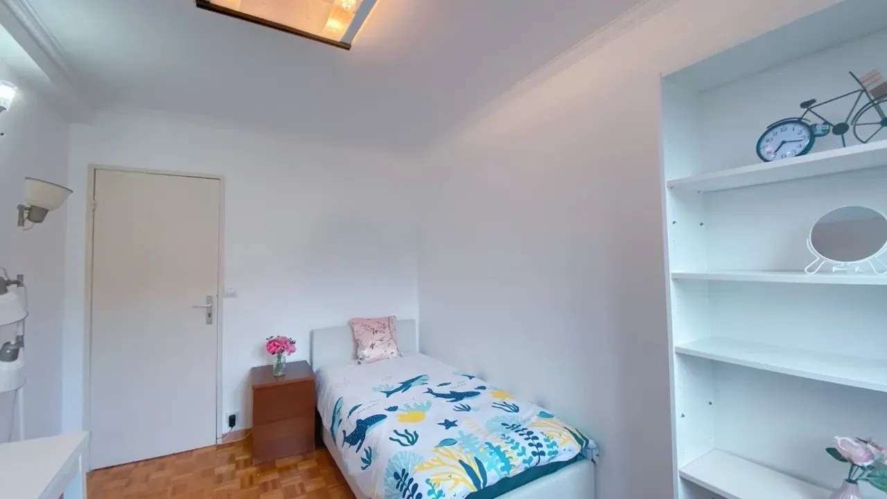 Jolie chambre meublée dans une colocation calme entre femmes – Paris 19e — image 3 sur 6