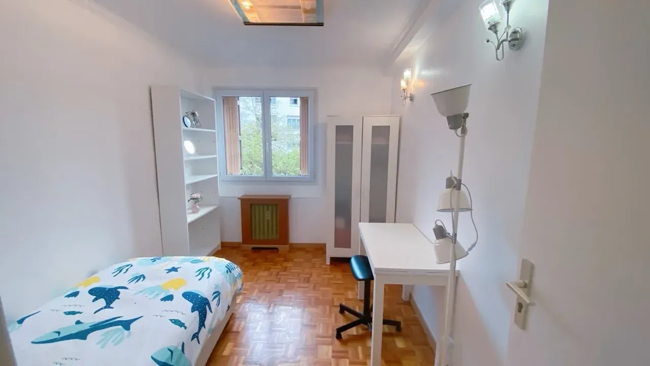 Jolie chambre meublée dans une colocation calme entre femmes – Paris 19e — image 4 sur 6