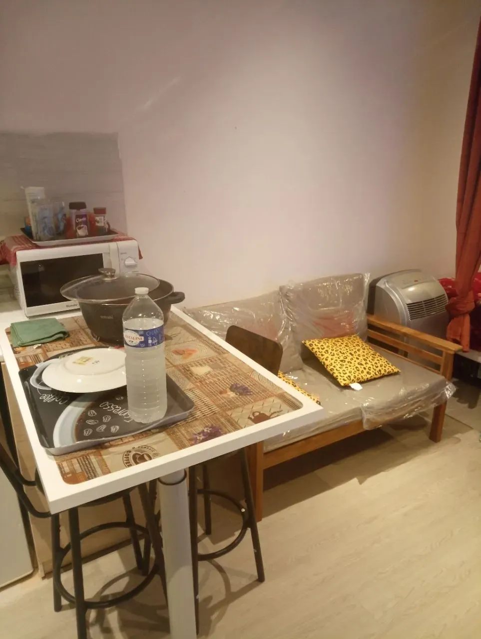 A studio apartment 50m with separate bathrooms and kitchen.250 montly — image 2 sur 4