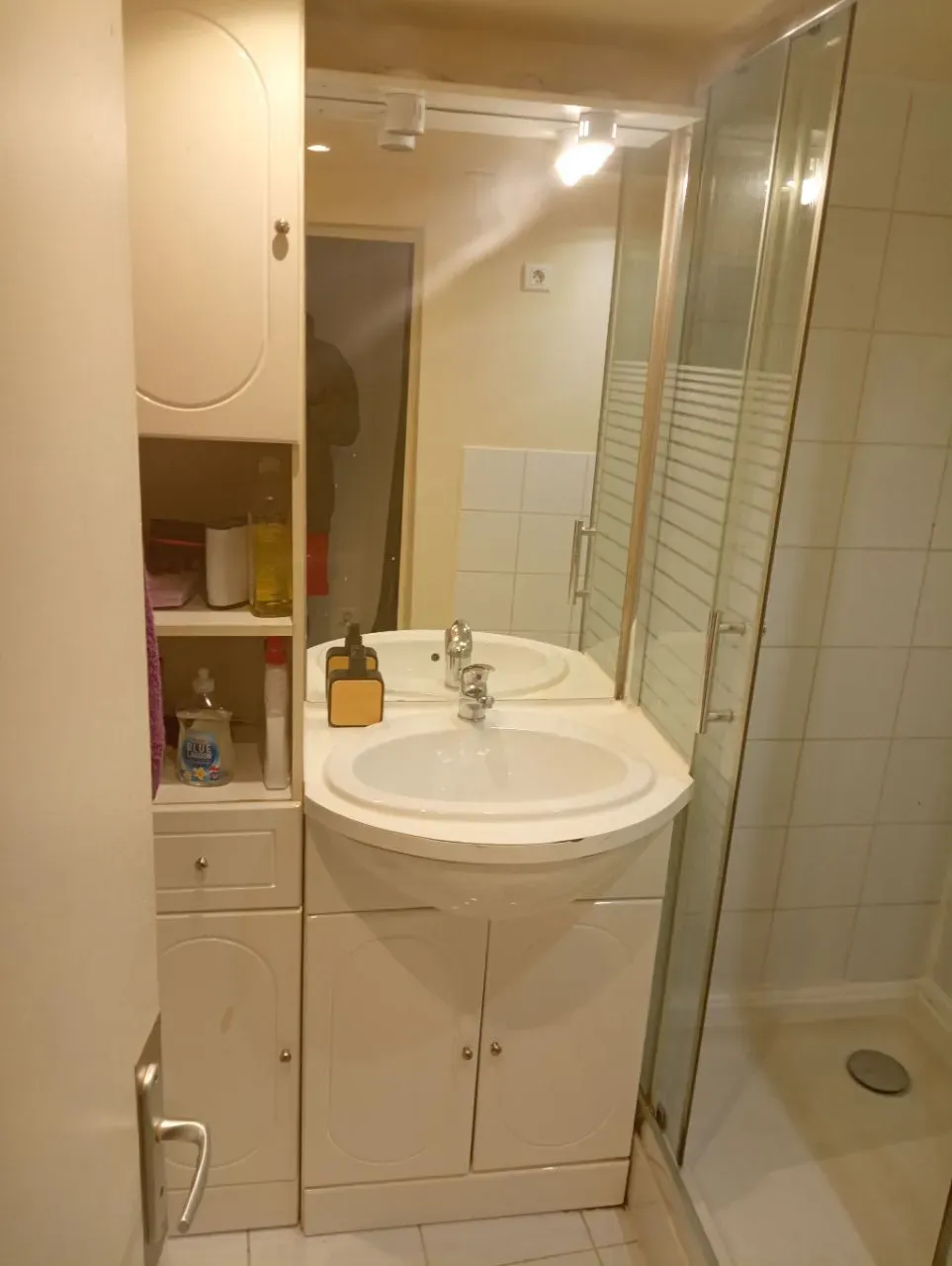 A studio apartment 50m with separate bathrooms and kitchen.250 montly — image 4 sur 4