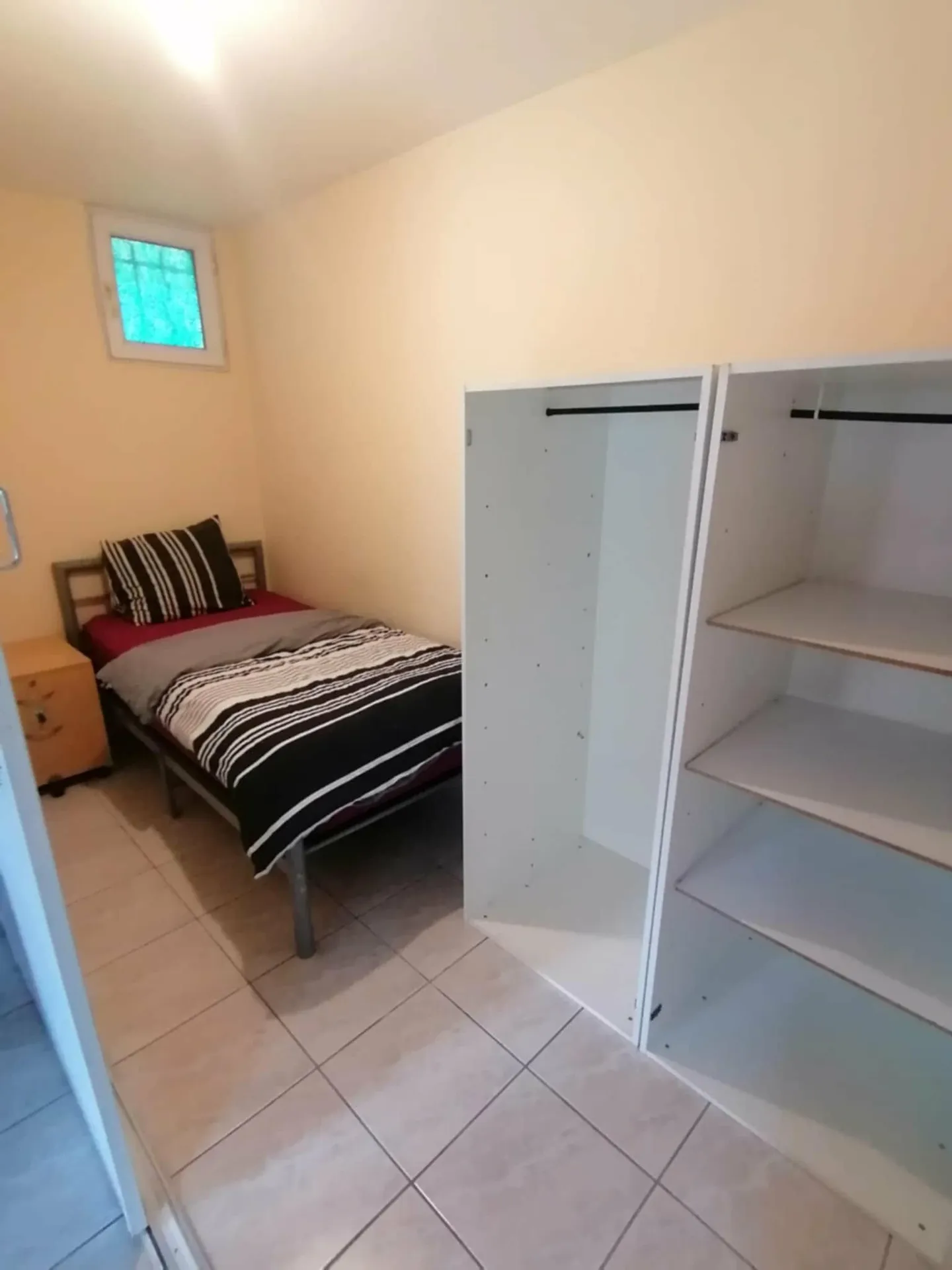 Une petite chambre. — image 2 sur 15
