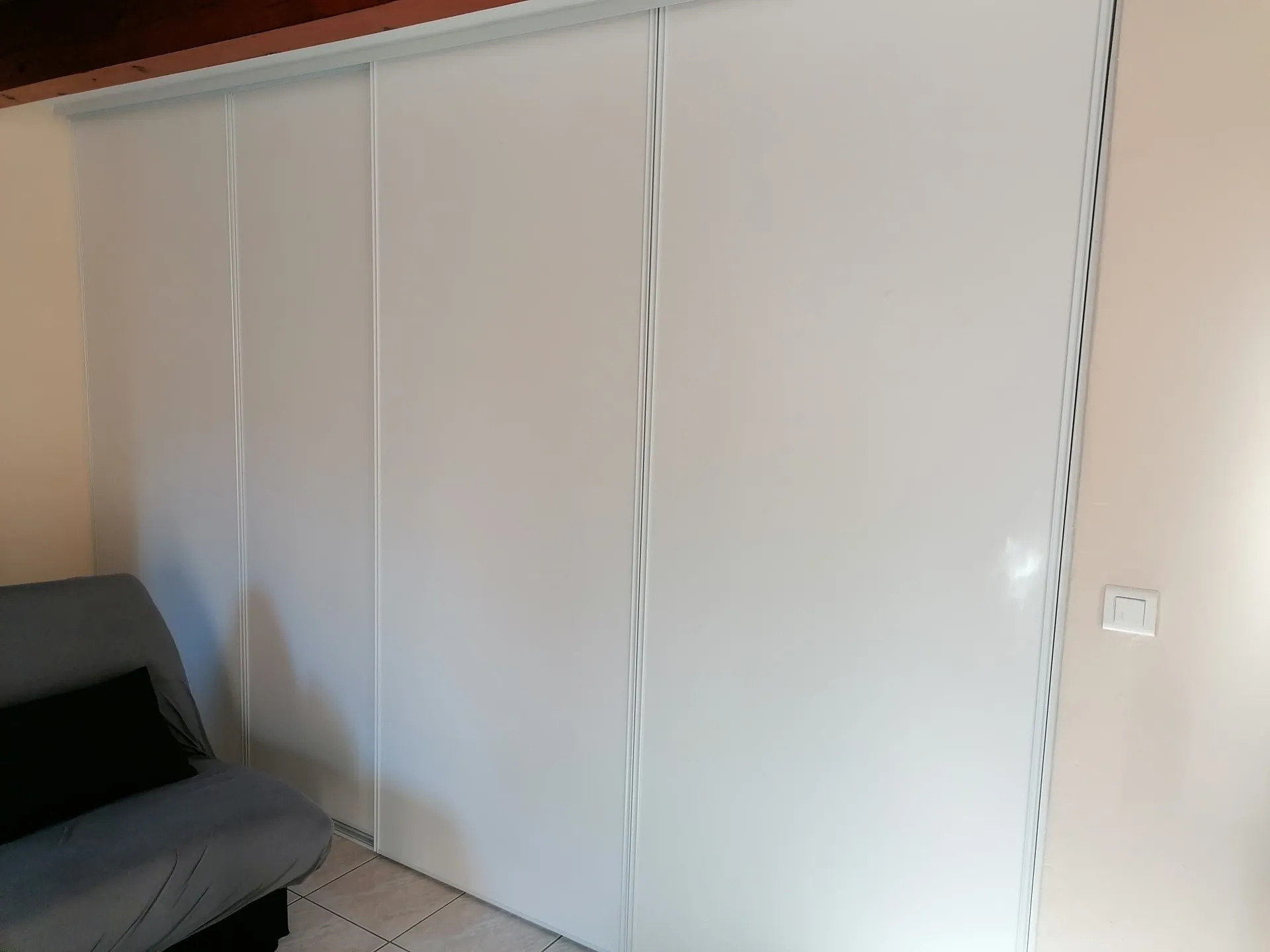 Une petite chambre. — image 3 sur 15