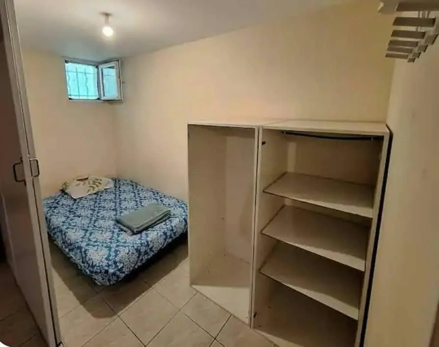 Une petite chambre.