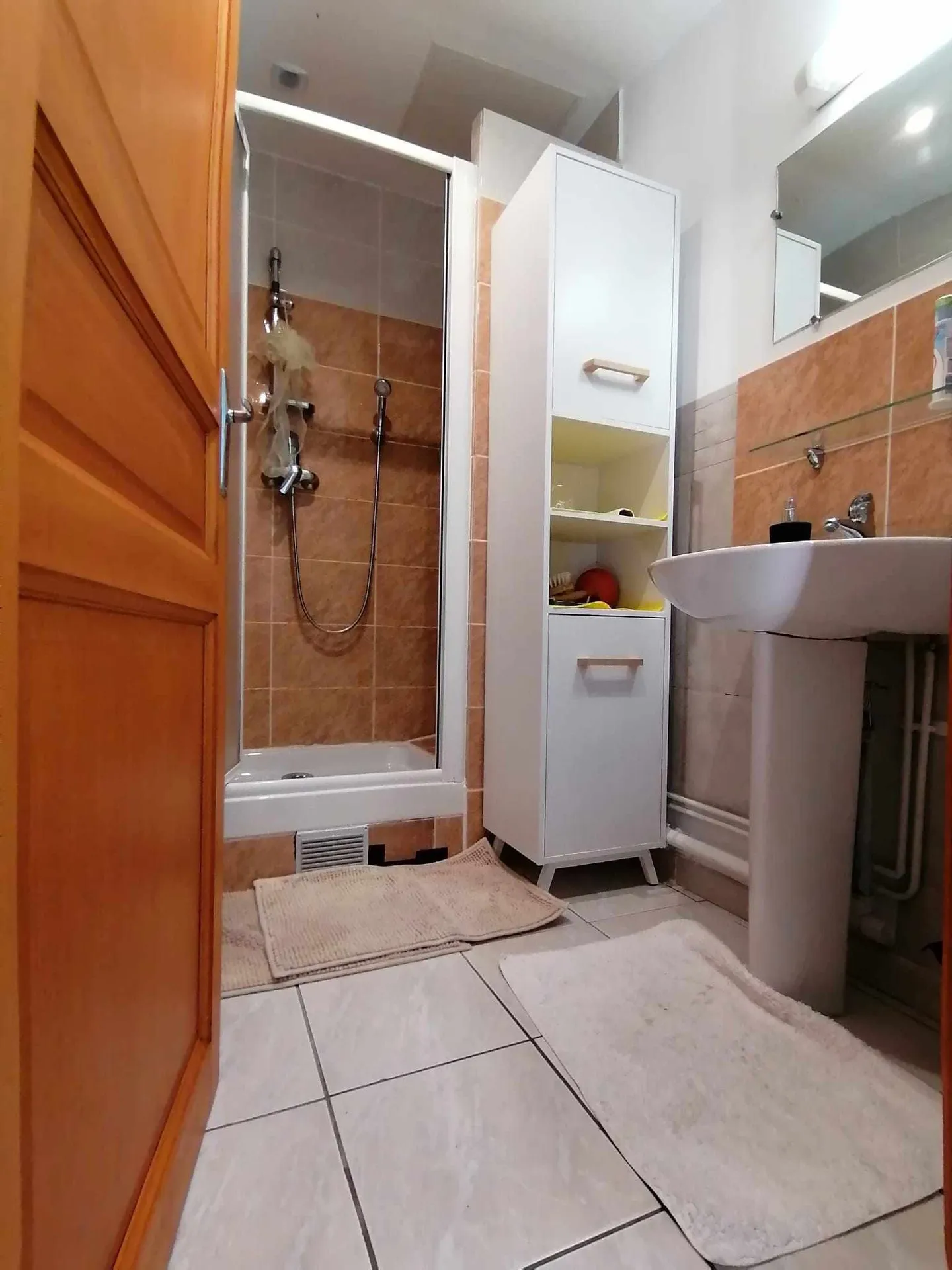 Une petite chambre. — image 9 sur 15