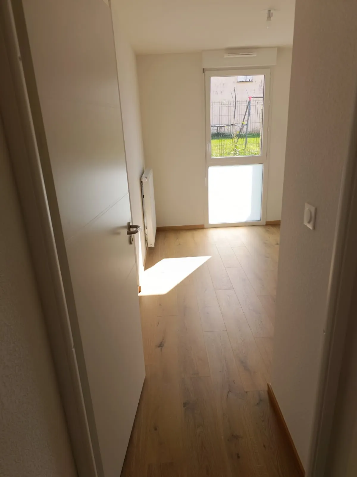 Appartement RDC 70m² avec petit jardin, chambre de 12m² disponible. — image 2 sur 14