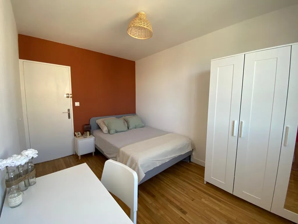 Appartement très lumineux et spacieux de 4 chambres à 2 pas d’une station de métro  — image 3 sur 6
