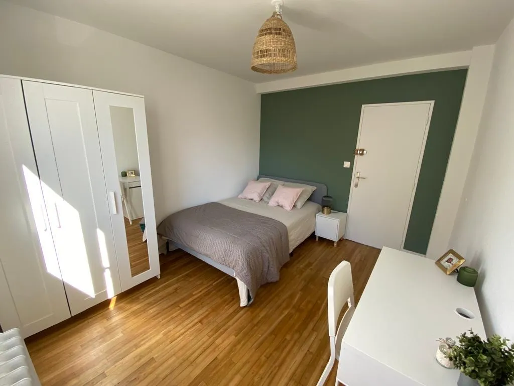 Appartement très lumineux et spacieux de 4 chambres à 2 pas d’une station de métro  — image 4 sur 6