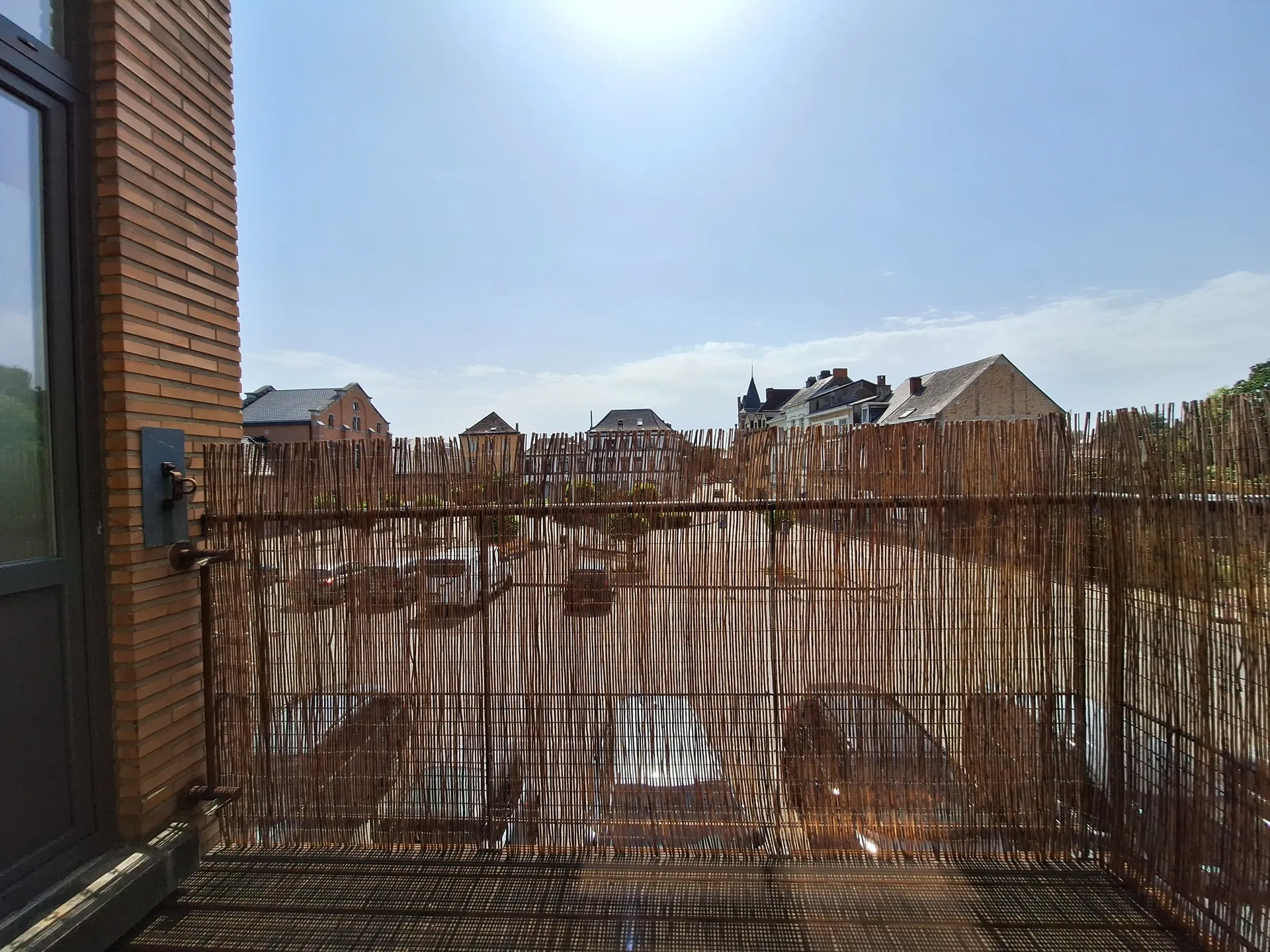 Colocation grand loft en communauté juste à  côté de la gare, très peu présent. — image 3 of 8