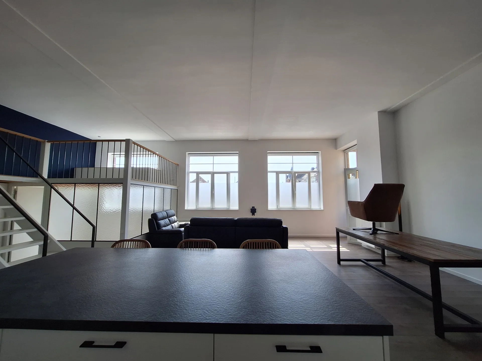 Colocation grand loft en communauté juste à  côté de la gare, très peu présent. — image 6 of 8