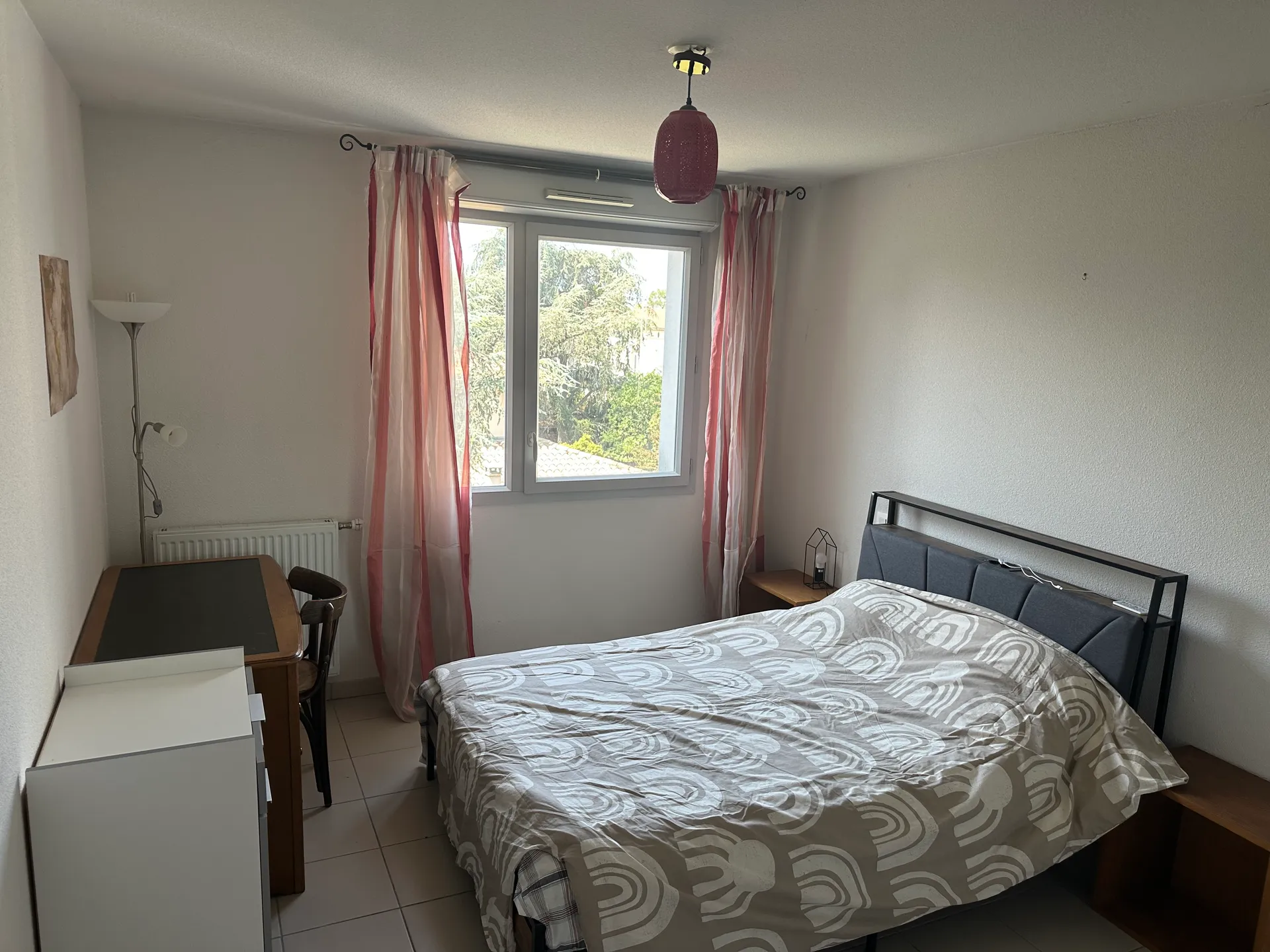 Chambre moderne, lumineuse et bien aérée à louer chez un particulier, située à seulement 20 minutes  — image 6 of 7