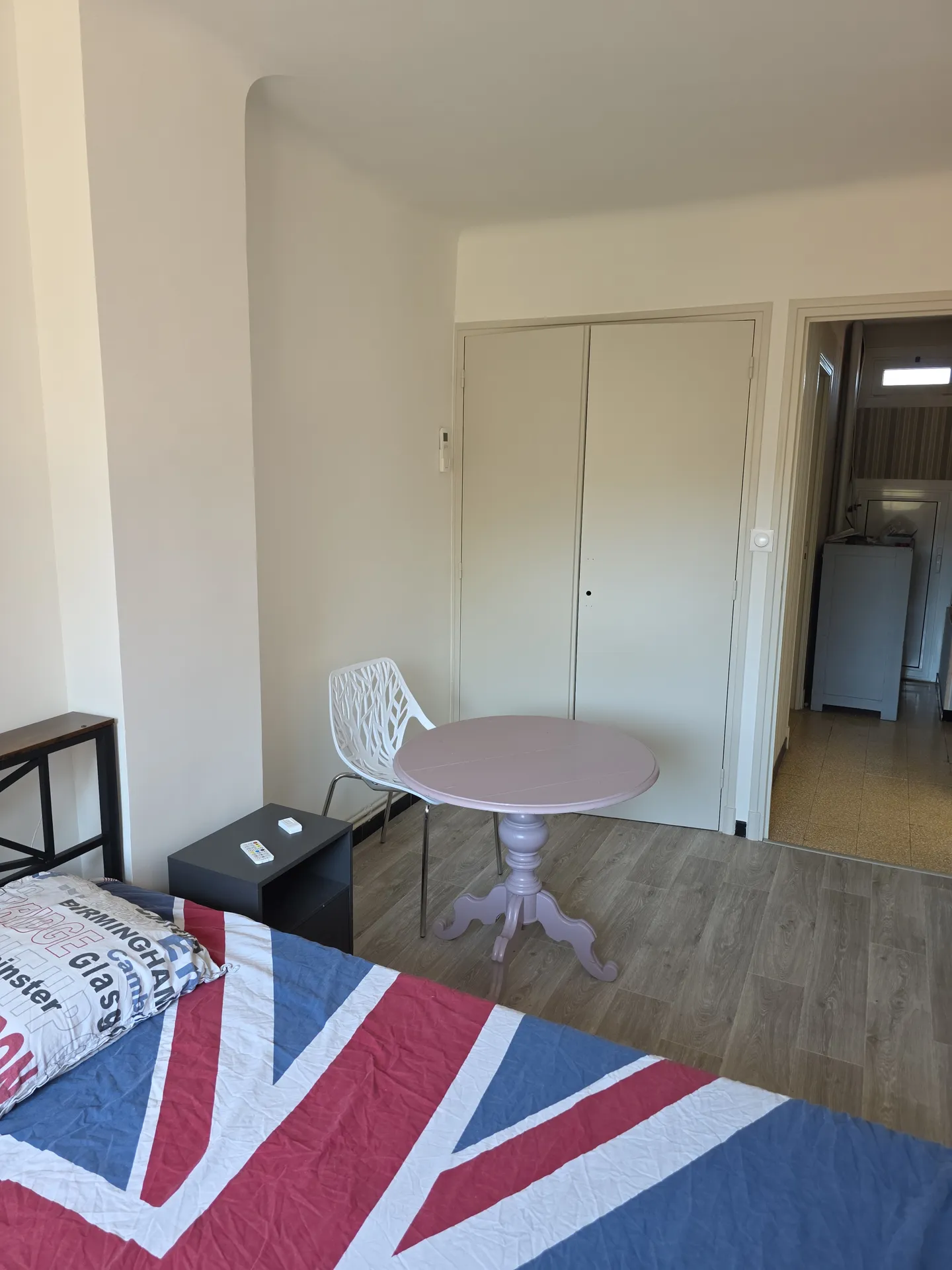 Cambre meublée d' une surface de 14 m2, centre ville Argelès-sur-Mer, salle de bain, toilette privée — image 2 of 3