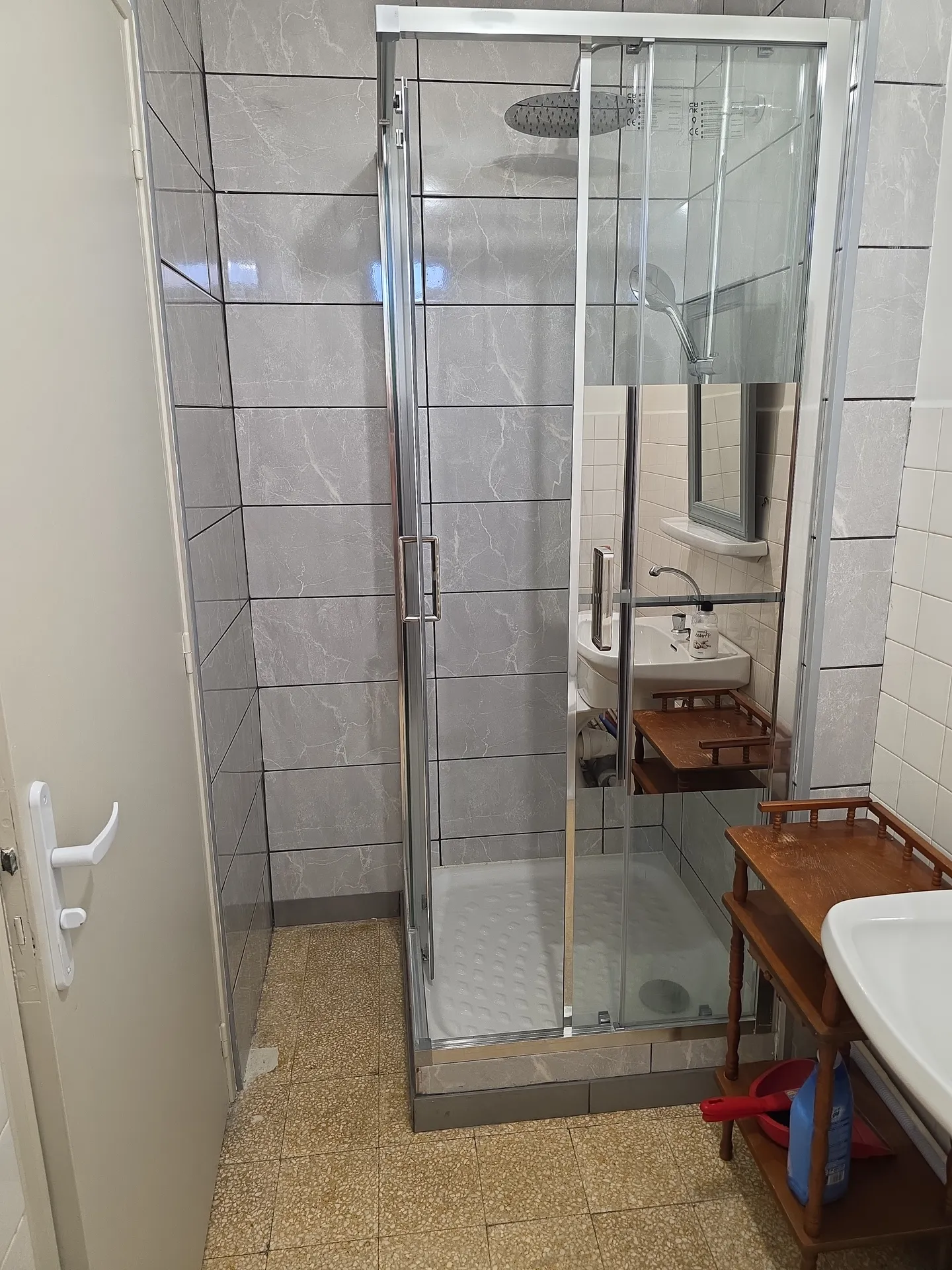 Cambre meublée d' une surface de 14 m2, centre ville Argelès-sur-Mer, salle de bain, toilette privée — image 3 of 3