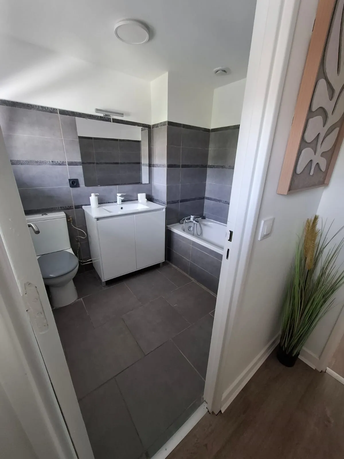 Chambre de 12m2 dans une maison agréable a partager entre filles. — image 5 of 6