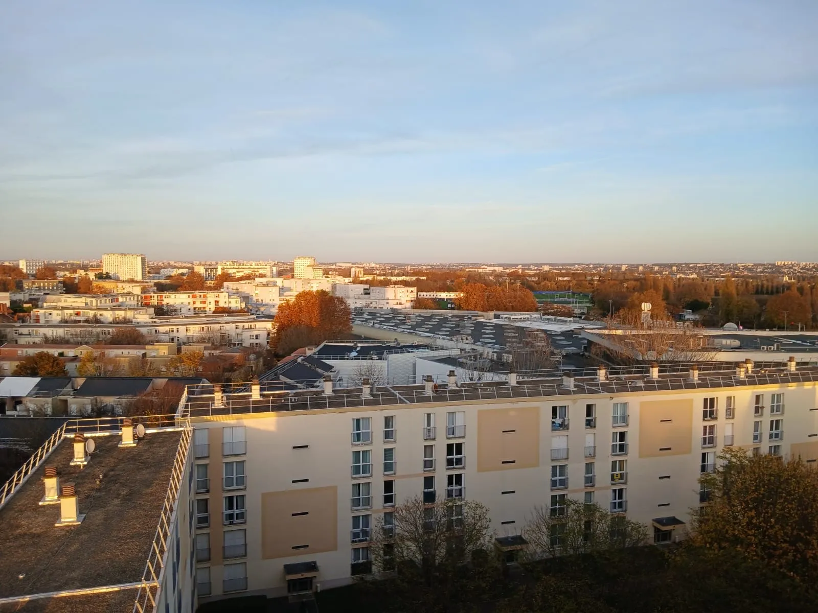 Une chambre de 15 m² est disponible à la location dans un logement calme et agréable.

 — image 3 of 3