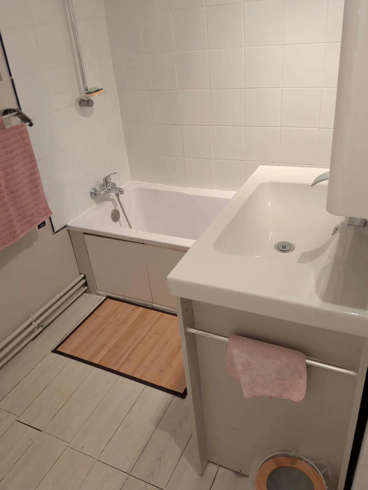 2 chambres, une salle de bain et une grande pièce vide à disposition cuisine au rez-de-chaussée — image 2 sur 4