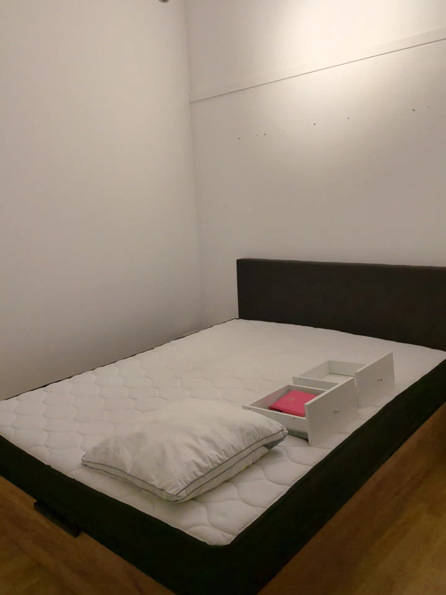 2 chambres, une salle de bain et une grande pièce vide à disposition cuisine au rez-de-chaussée — image 3 sur 4
