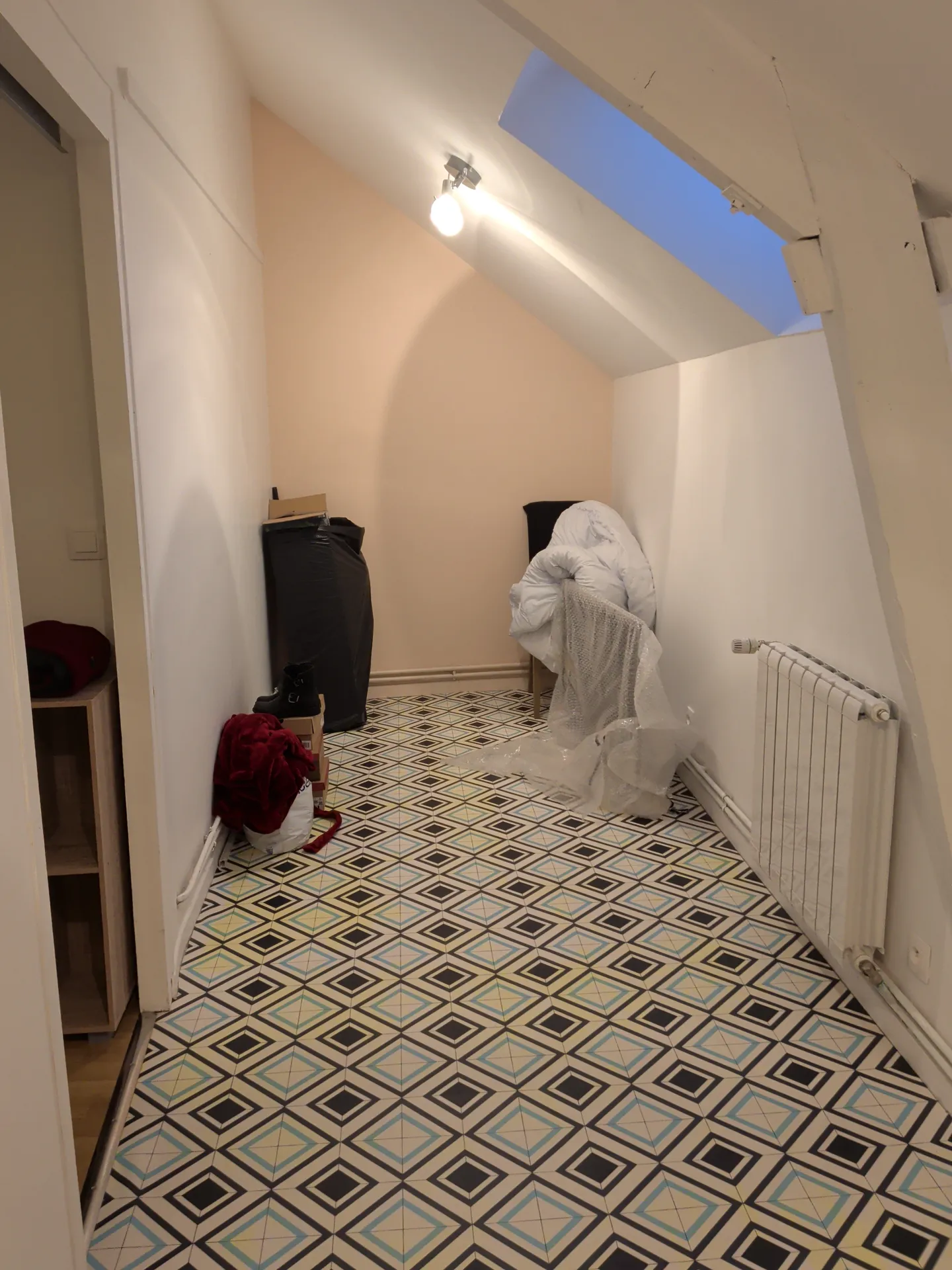 2 chambres, une salle de bain et une grande pièce vide à disposition cuisine au rez-de-chaussée — image 4 sur 4