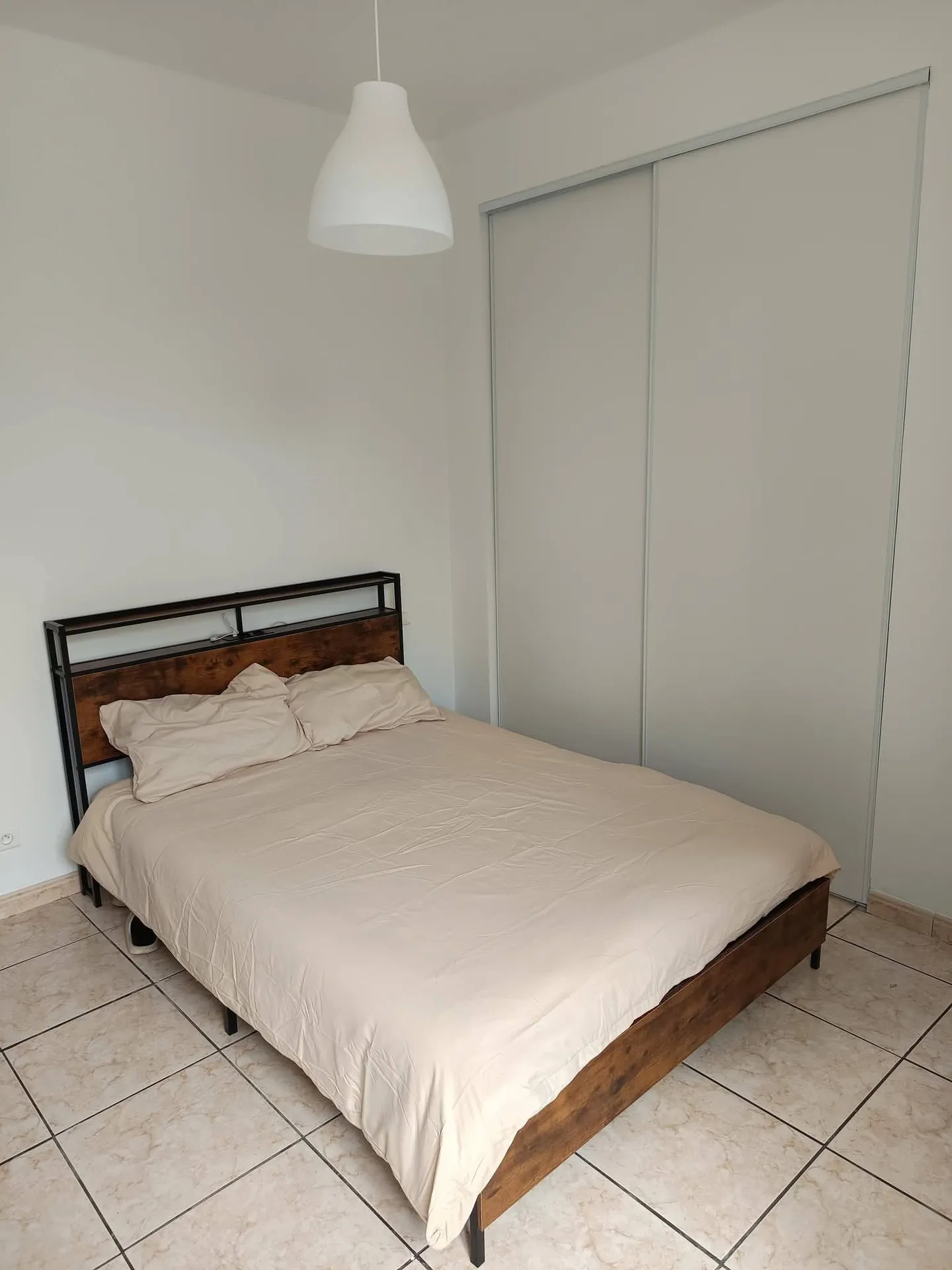 Chambre disponible à Villeneuve les Avignon, proche des remparts d'Avignon.   — image 2 sur 3