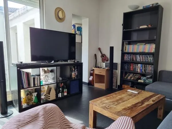 Je libère ma chambre dans notre jolie maison de Champigny mais je laisse les meubles et le barbecue! — image 2 sur 4