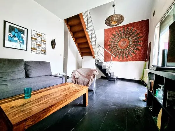 Je libère ma chambre dans notre jolie maison de Champigny mais je laisse les meubles et le barbecue!