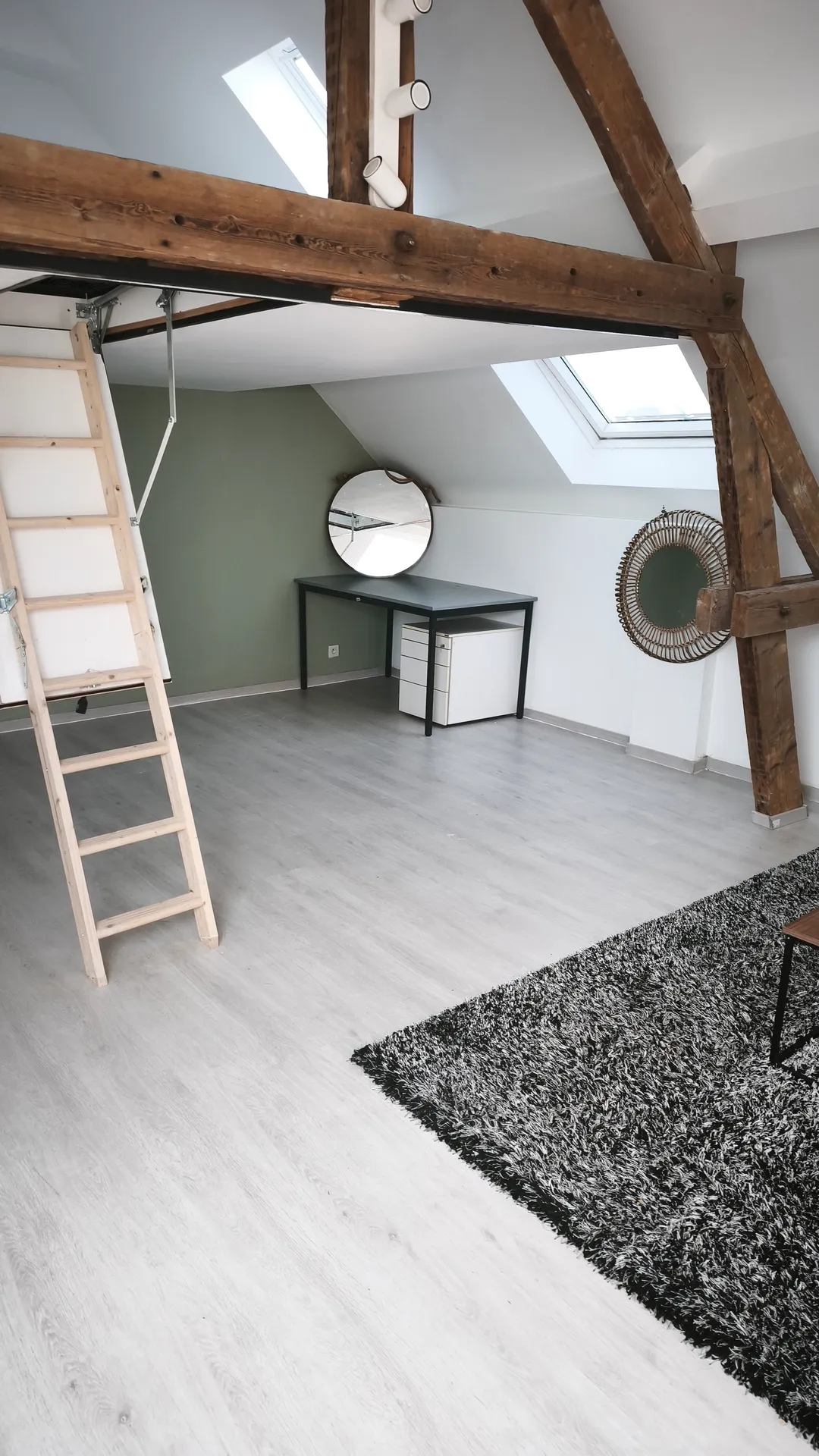 Coloc médicale dans une maison de 222 m carré à deux pas du GHdC. Dispose d'un jardin et garage.