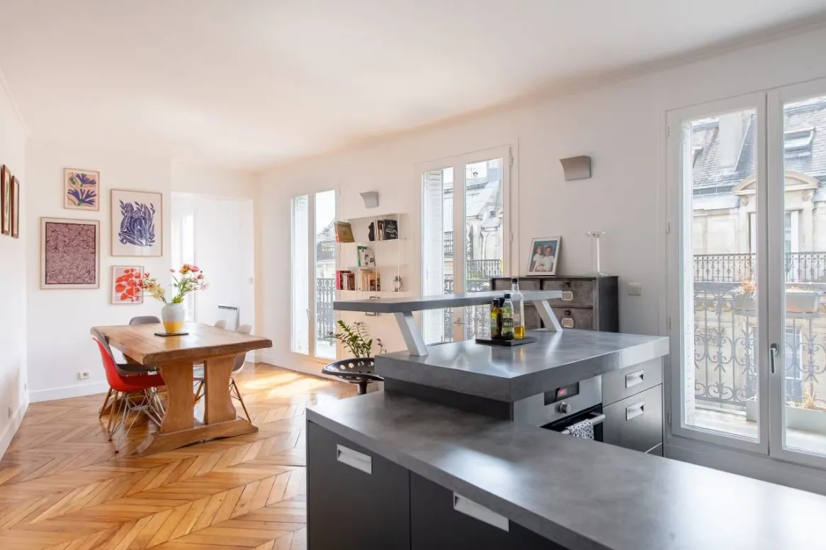 Appartement lumineux de 2 chambres au dernier étage avec vue panoramique — image 3 sur 15