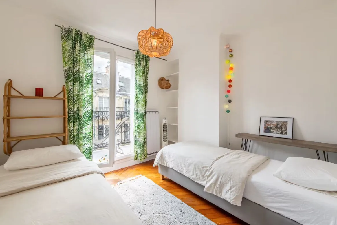 Appartement lumineux de 2 chambres au dernier étage avec vue panoramique — image 2 sur 15