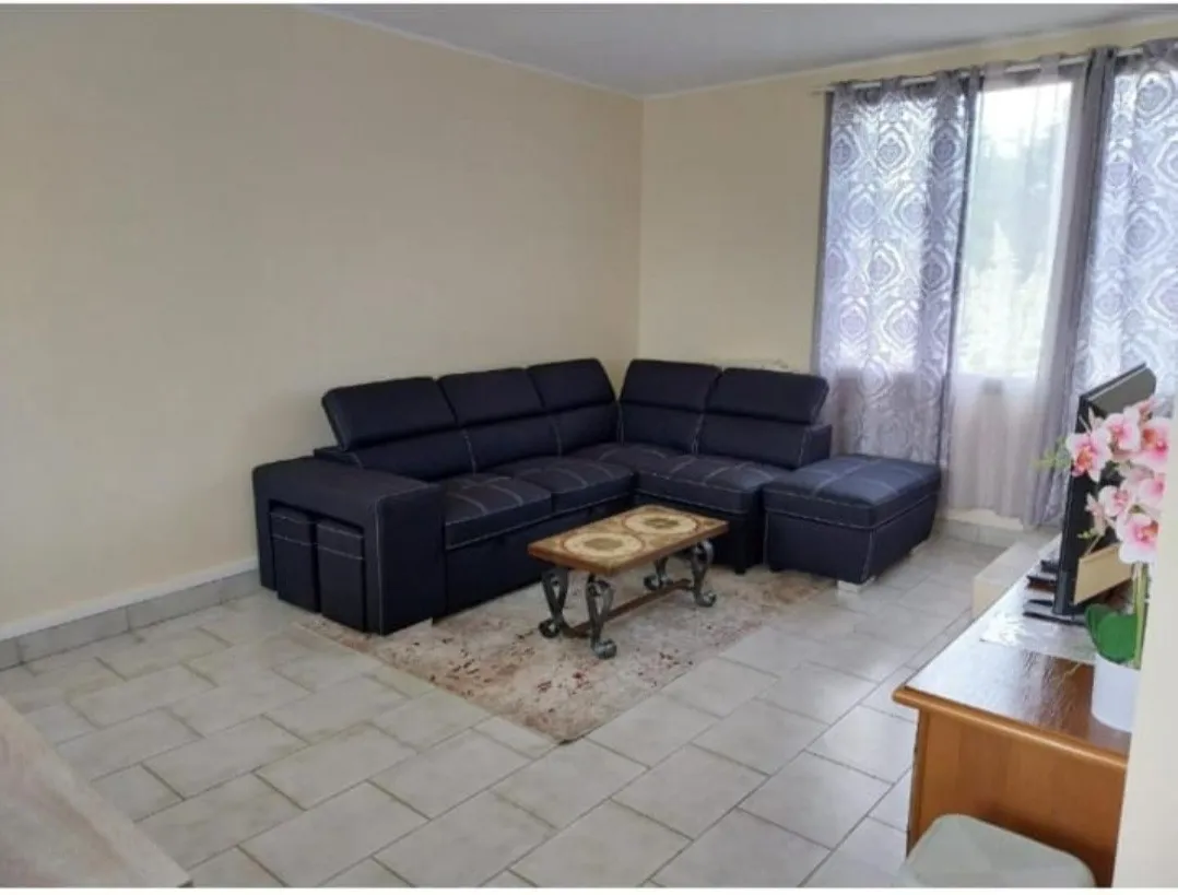 Belle pièce meublée dans logement tout équipé  — image 2 sur 7