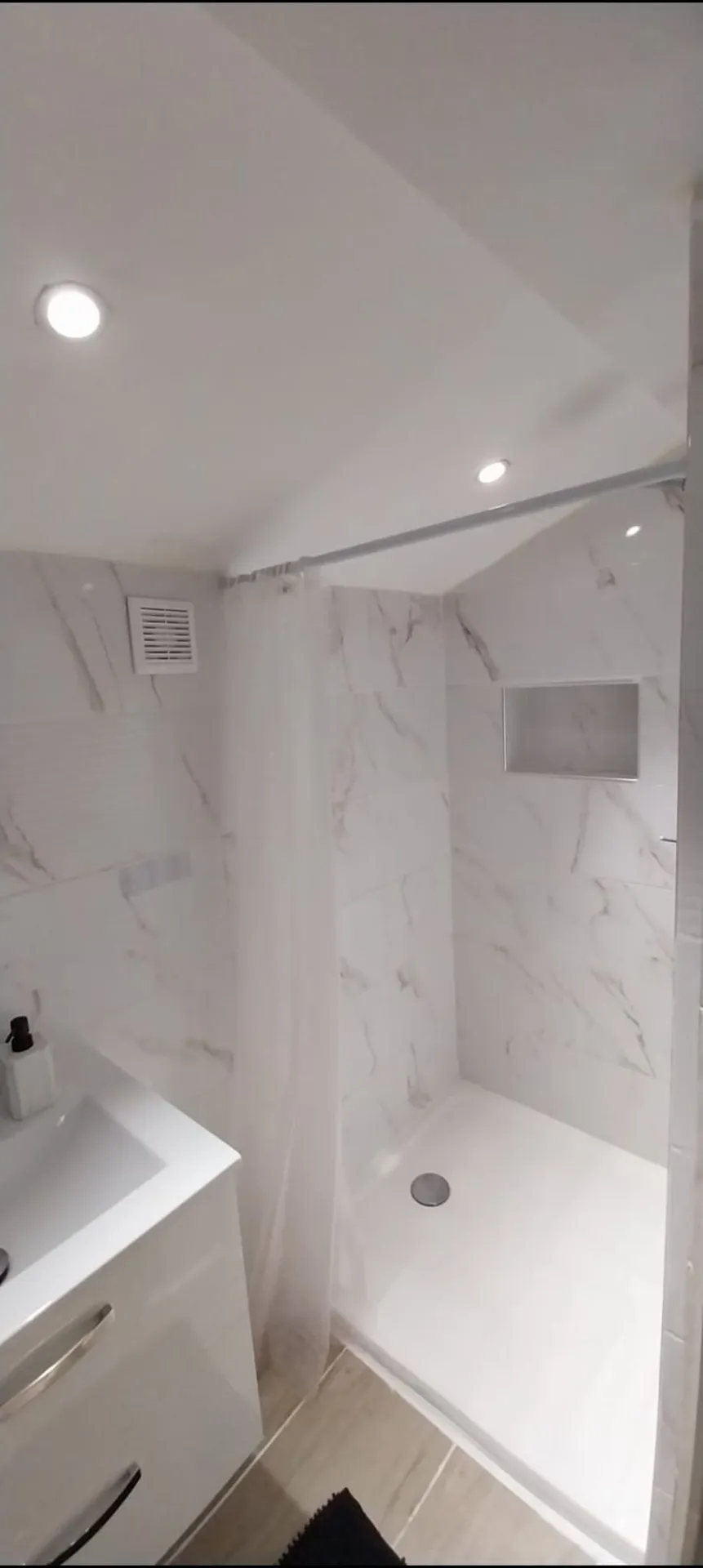 Belle pièce meublée dans logement tout équipé  — image 5 sur 7