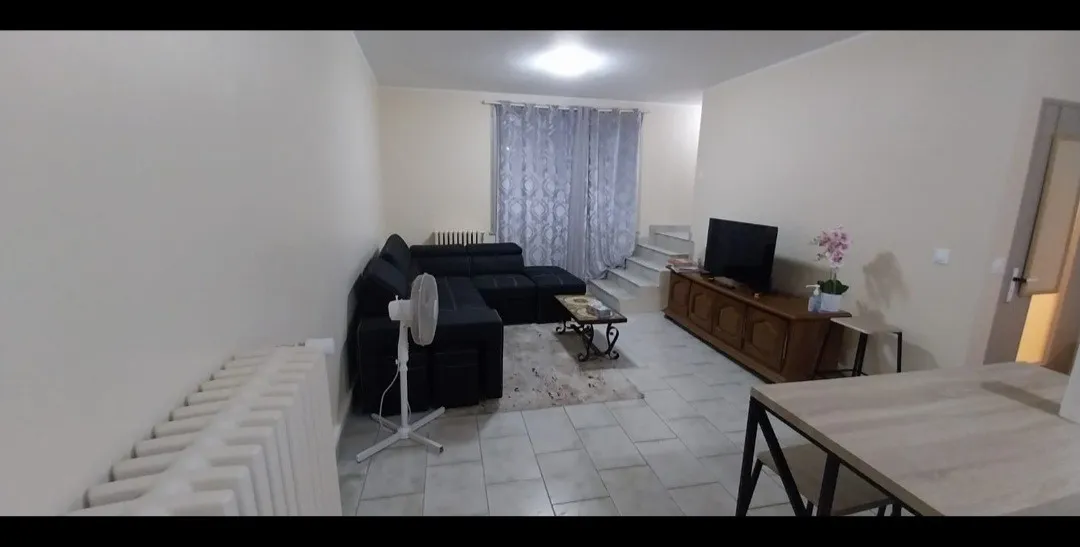 Belle pièce meublée dans logement tout équipé